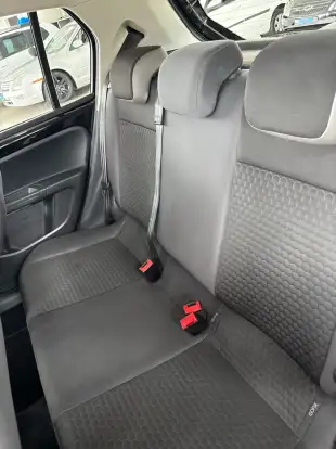 VOLKSWAGEN-CROSS UP-2017