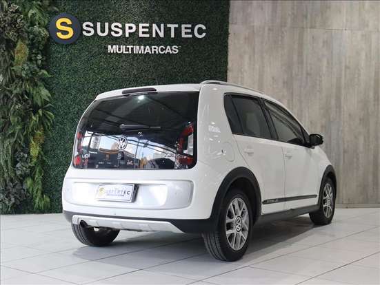 VOLKSWAGEN-CROSS UP-2015