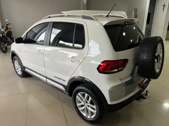 VOLKSWAGEN-CROSSFOX-2015