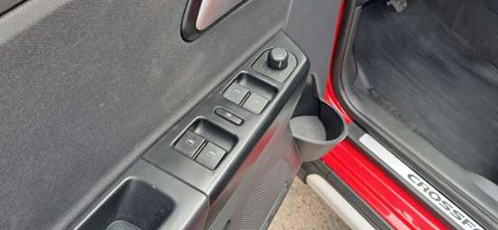VOLKSWAGEN-CROSSFOX-2012