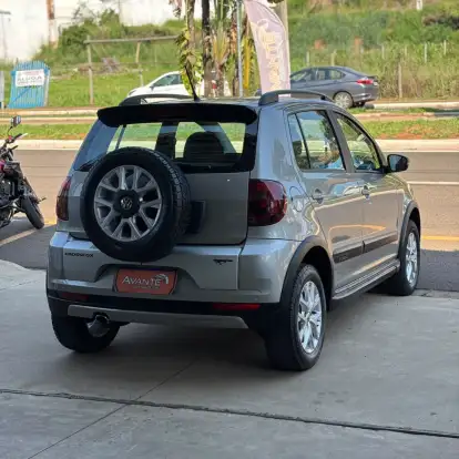 VOLKSWAGEN-FOX-2014