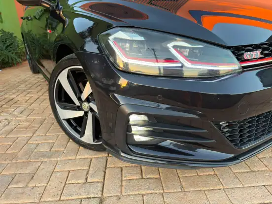 VOLKSWAGEN-GOLF-2019