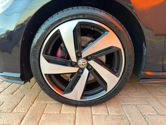 VOLKSWAGEN-GOLF-2019