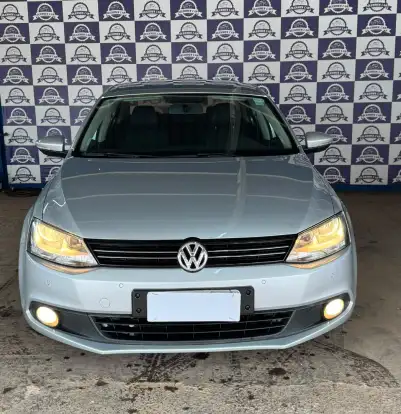 VOLKSWAGEN-JETTA-2012