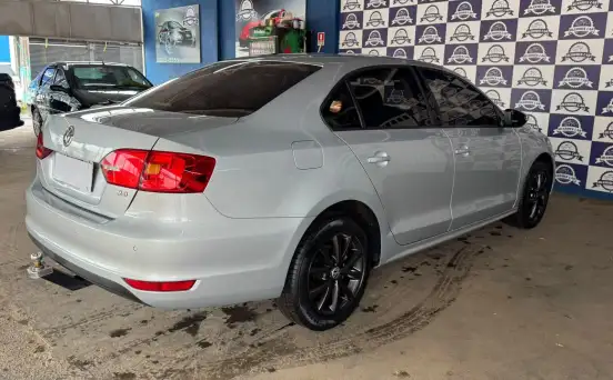VOLKSWAGEN-JETTA-2012