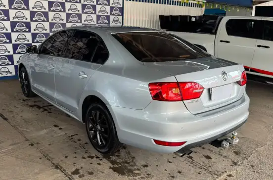 VOLKSWAGEN-JETTA-2012