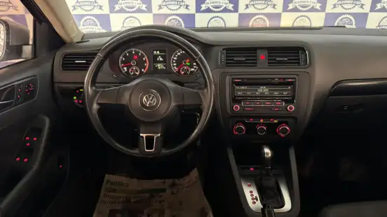 VOLKSWAGEN-JETTA-2012