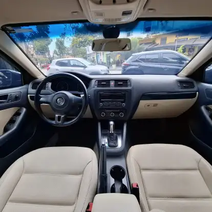 VOLKSWAGEN-JETTA-2011