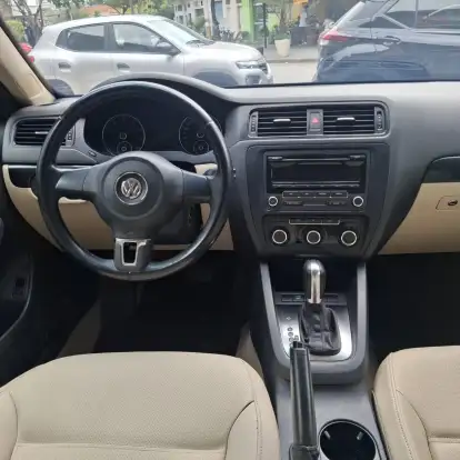 VOLKSWAGEN-JETTA-2011