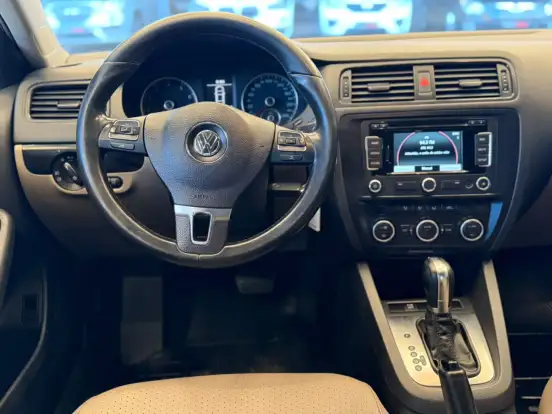 VOLKSWAGEN-JETTA-2013