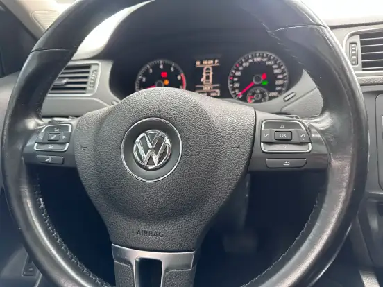 VOLKSWAGEN-JETTA-2012