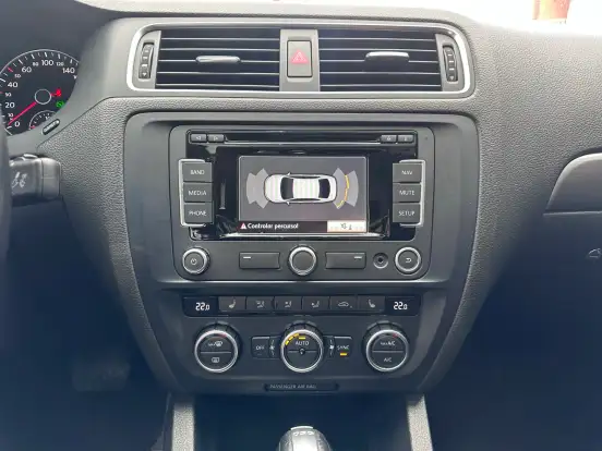 VOLKSWAGEN-JETTA-2012