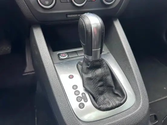 VOLKSWAGEN-JETTA-2012