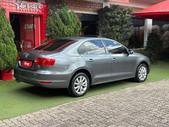 VOLKSWAGEN-JETTA-2011