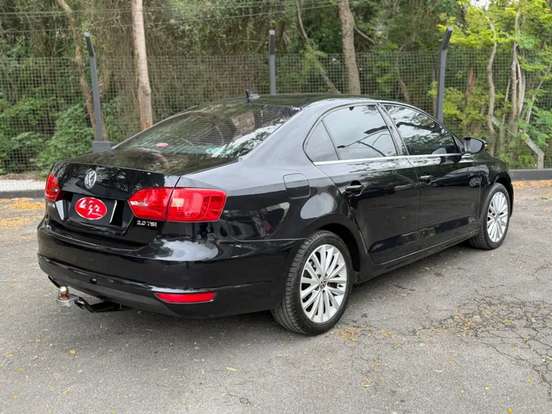 VOLKSWAGEN-JETTA-2013