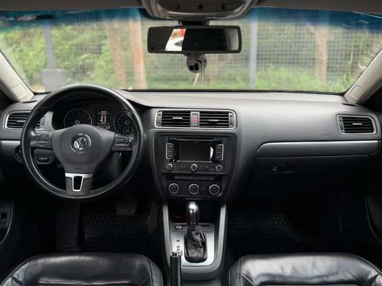 VOLKSWAGEN-JETTA-2013