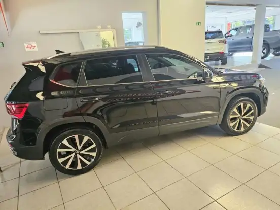 VOLKSWAGEN-TAOS-2023