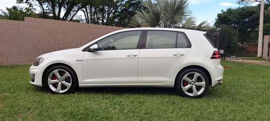 VOLKSWAGEN-GOLF-2015