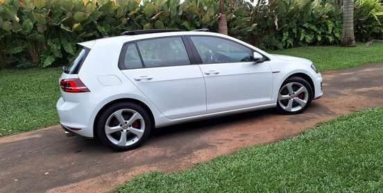VOLKSWAGEN-GOLF-2015