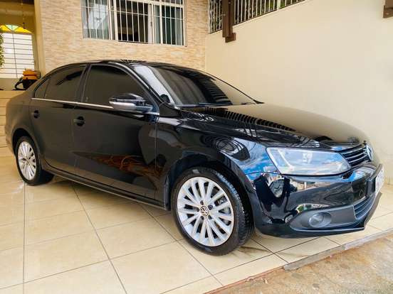 VOLKSWAGEN-JETTA-2012