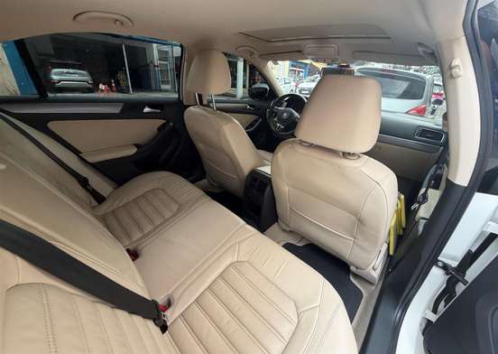 VOLKSWAGEN-JETTA-2013