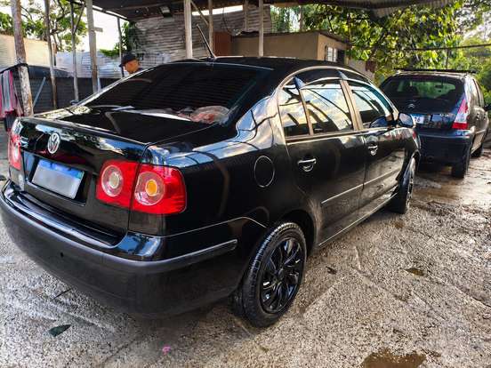 VOLKSWAGEN-POLO SEDAN-2009