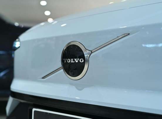 VOLVO-EX30-2024