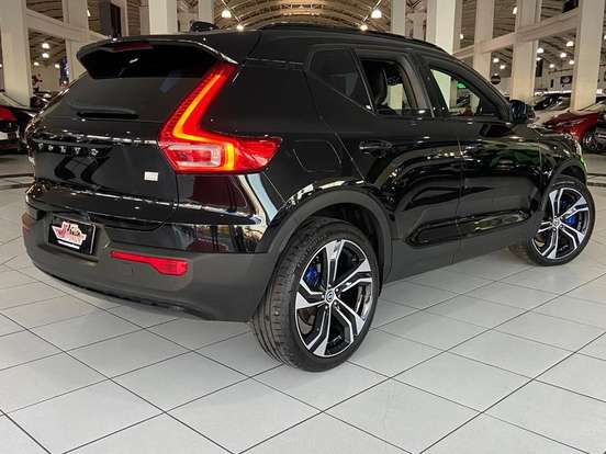 VOLVO-XC40-2021