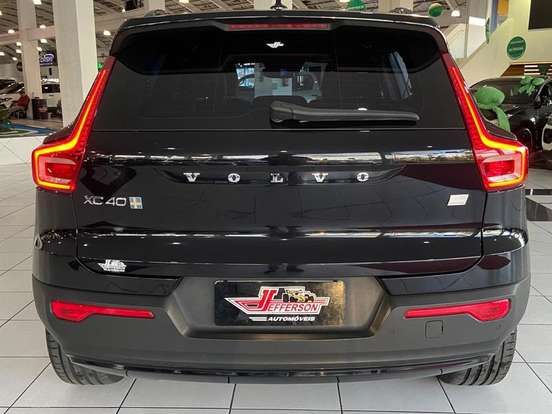 VOLVO-XC40-2021
