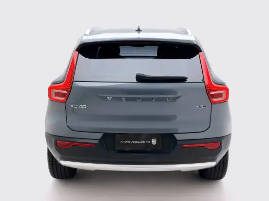 VOLVO-XC40-2019
