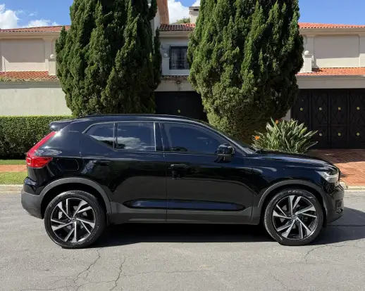 VOLVO-XC40-2018