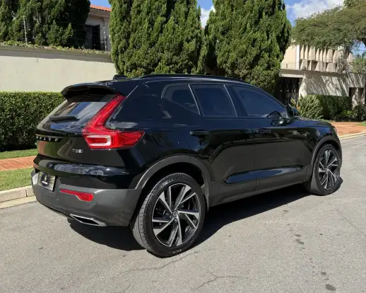 VOLVO-XC40-2018