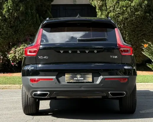 VOLVO-XC40-2018