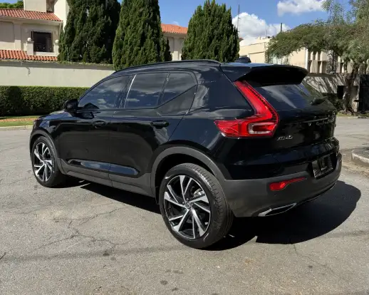 VOLVO-XC40-2018