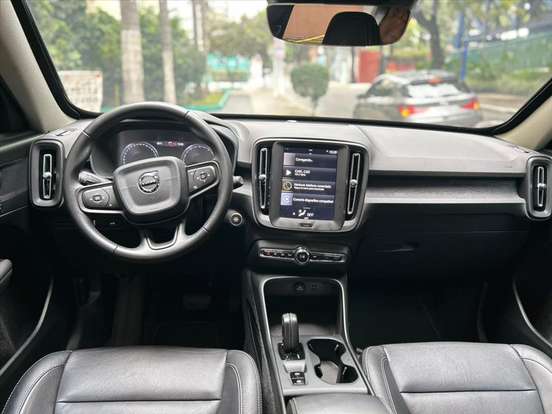 VOLVO-XC40-2018