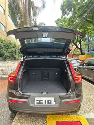 VOLVO-XC40-2018