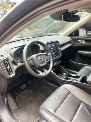 VOLVO-XC40-2018