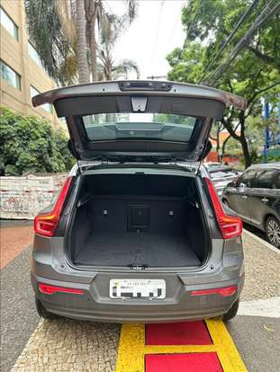 VOLVO-XC40-2018
