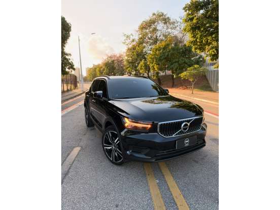 VOLVO-XC40-2018