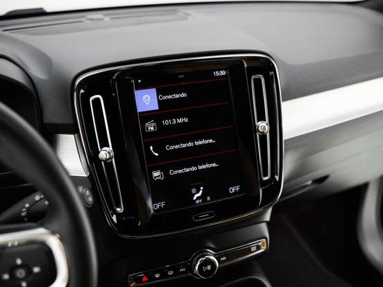 VOLVO-XC40-2019