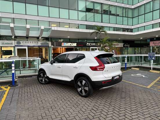 VOLVO-XC40-2020