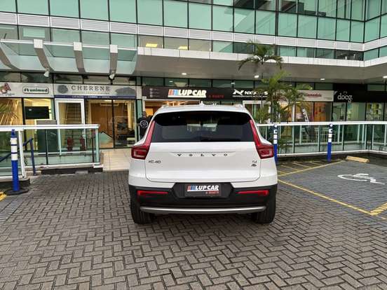 VOLVO-XC40-2020