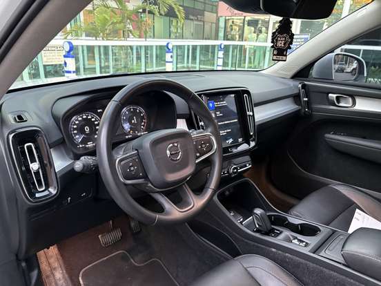 VOLVO-XC40-2020