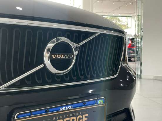 VOLVO-XC40-2018