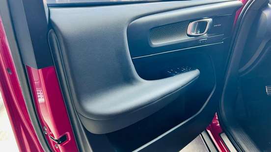 VOLVO-XC40-2018