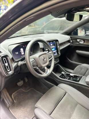 VOLVO-XC40-2022