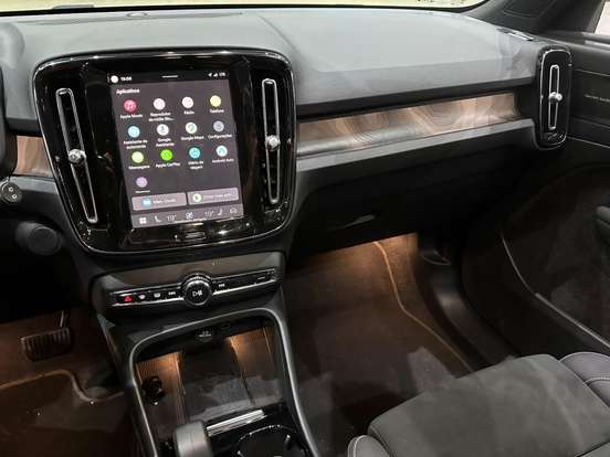 VOLVO-XC40-2022