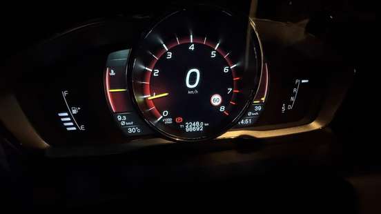 VOLVO-XC60-2017