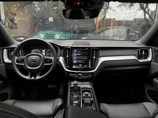 VOLVO-XC60-2020