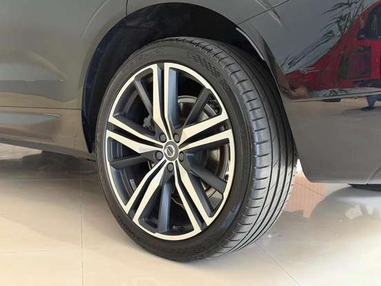 VOLVO-XC60-2019